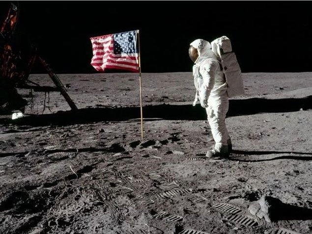 Vì sao nhiều người cho rằng phi hành gia Mỹ đặt chân lên Mặt trăng là giả mạo?