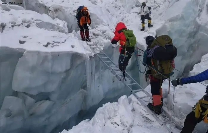 Vì sao những người bỏ mạng trên đỉnh Everest sẽ phải nằm tại đó mãi mãi?