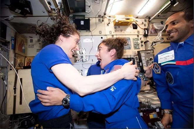 Vì sao nữ phi hành gia phải uống thuốc tránh thai khi ra ngoài không gian?