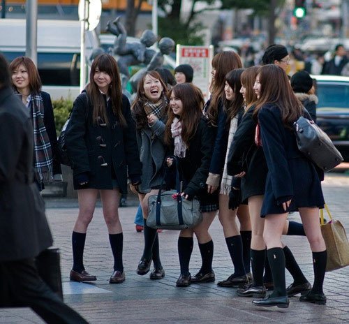 Vì sao nữ sinh Nhật luôn mặc váy ngắn đi học kể cả trong mùa đông?