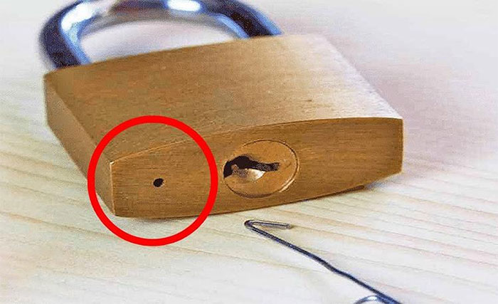 Vì sao ổ khóa nào cũng có một lỗ nhỏ bí ẩn ở phía dưới?