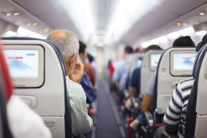 Vì sao phải dựng thẳng lưng ghế máy bay khi cất và hạ cánh?