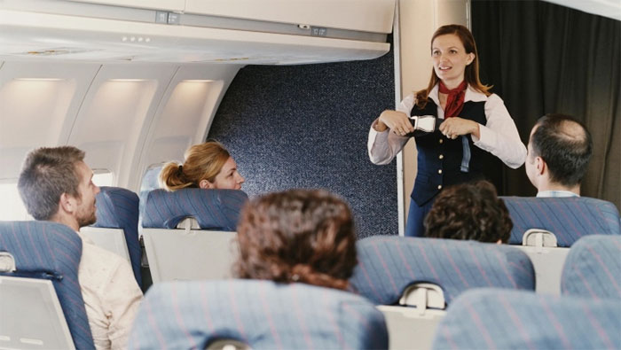 Vì sao phi công và tiếp viên luôn đeo dây an toàn khác hành khách?