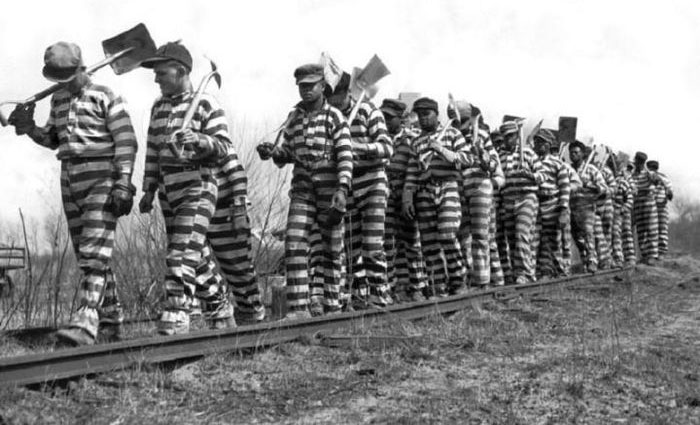 Vì sao quần áo tù nhân thường mang họa tiết sọc trắng đen?