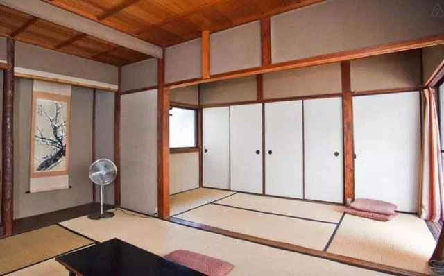 Vì sao rất nhiều người Nhật thích ngủ trong tủ?
