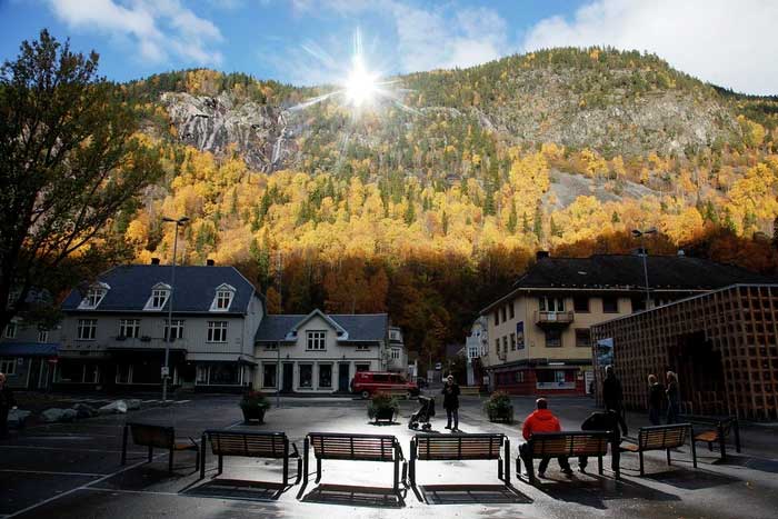 Vì sao Rjukan được mệnh danh là thị trấn không có Mặt trời?