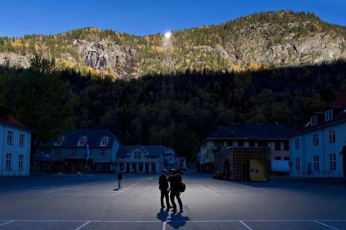 Vì sao Rjukan được mệnh danh là thị trấn không có Mặt trời?