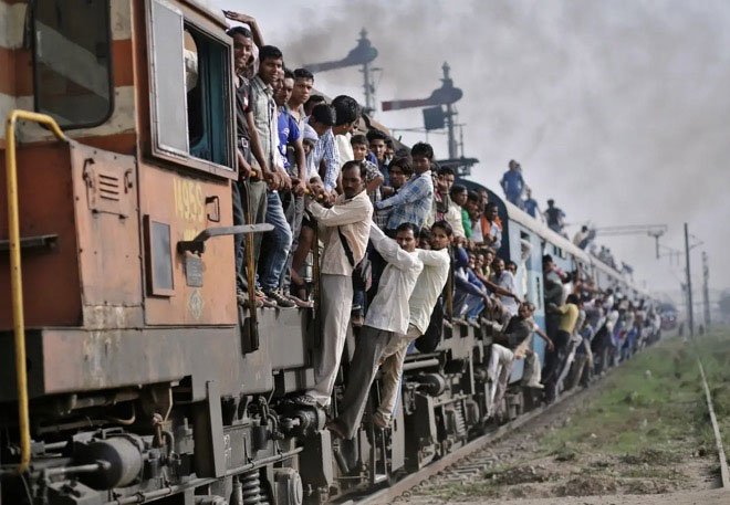 Vì sao tàu hỏa ở Ấn Độ thường đông nghẹt người?