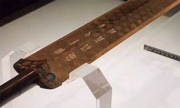 Vì sao thanh kiếm hơn 2.400 năm vẫn sắc bén, vừa chạm vào liền đứt tay?