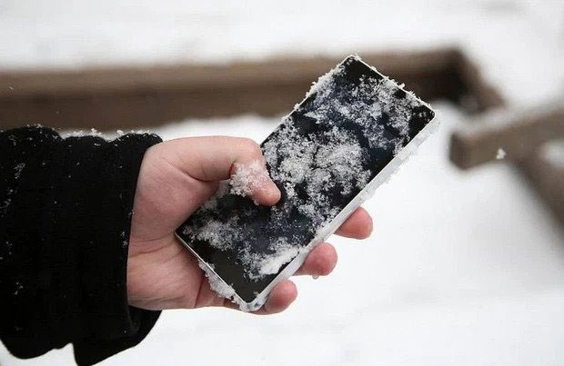 Vì sao thời tiết lạnh khiến điện thoại tụt pin nhanh hơn?