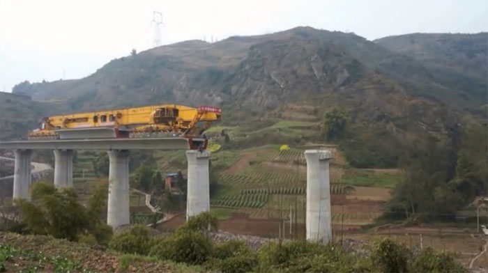 Video: Cách thức hoạt động của quái vật sắt 580 tấn xây cầu trong vài ngày