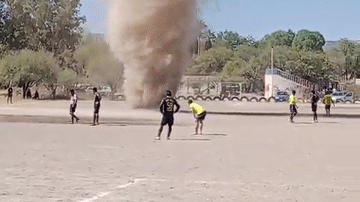 Video: Cầu thủ bất lực đứng nhìn quỷ cát khổng lồ quét qua sân bóng