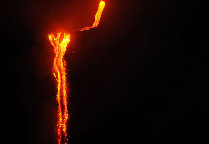 Video: Dòng dung nham khổng lồ từ núi lửa Stromboli chảy vào biển