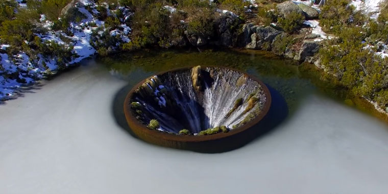 Video: Hố nước tuyệt đẹp giữa lòng hồ ở Bồ Đào Nha