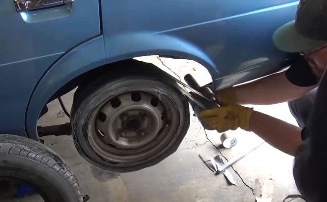 Video: Kinh ngạc cảnh thay lốp ô tô bằng băng dính, chuyện gì sẽ xảy ra?