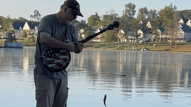 Video: Kỳ lạ người đàn ông câu cá bằng đàn Banjo