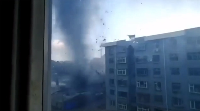 Video: Lốc xoáy càn quét dãy chung cư trong 1 phút, 50 căn hộ bị hư hại