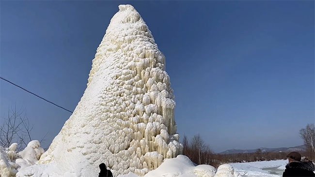 Video: Ngoạn mục nước phun từ đáy giếng, tạo tháp băng cao 10m