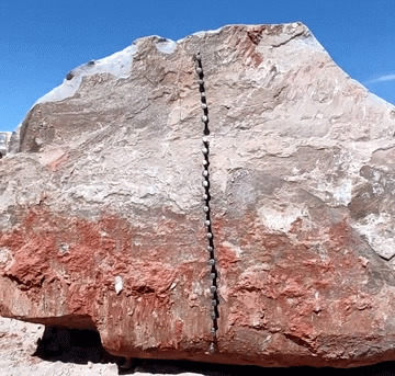 Video: Quá trình dùng búa tách đôi tảng đá khổng lồ được hơn 29 triệu lượt xem trên TikTok
