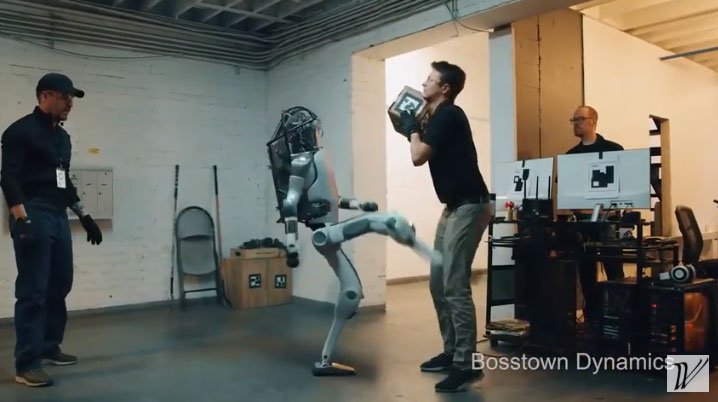 Video robot trả thù sau khi bị đánh đập gây sốt mạng