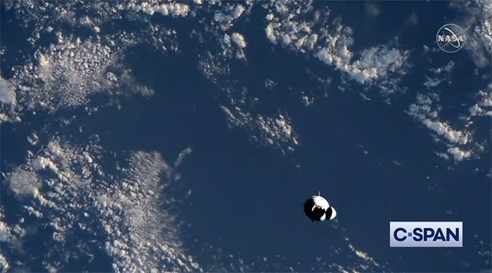 Video: Tàu vũ trụ Crew Dragon kết nối thành công với trạm ISS