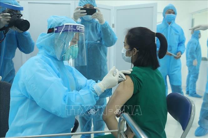 Việt Nam triển khai những mũi tiêm vaccine ngừa COVID-19 đầu tiên