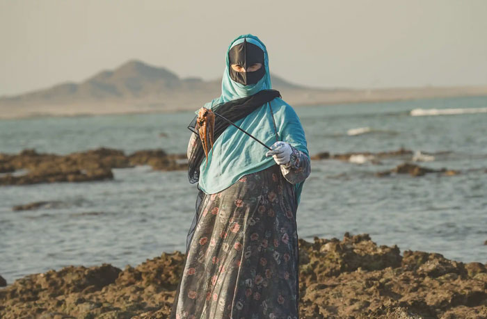 Vùng đất nơi nữ giới sơn móng tay, mặc áo dài truyền thống cầm giáo ra biển săn mực