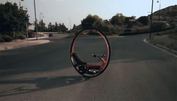 Xe máy một bánh tự cân bằng trên đường