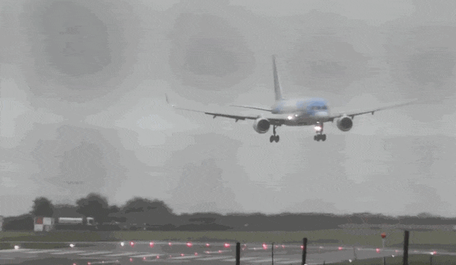 Xem cảnh máy bay Boeing 757 “trổ tài” hạ cánh ngang khi trời có giông bão cực điệu nghệ