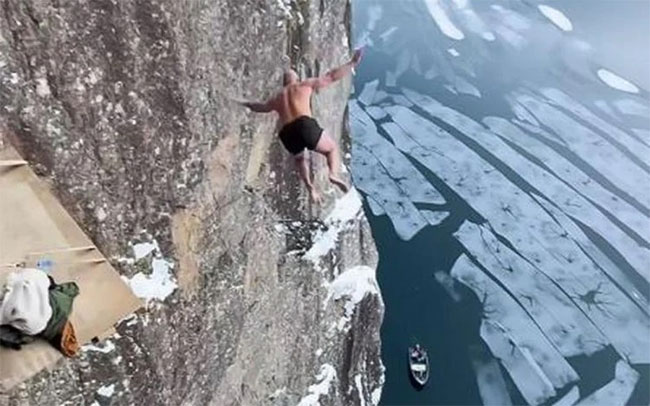 Xem người đàn ông Na Uy thực hiện cú lặn tử thần từ độ cao 40 mét
