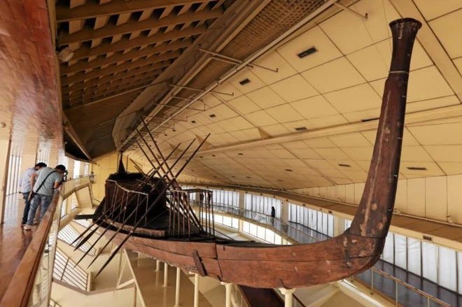 Xem quá trình di chuyển con thuyền gỗ lớn và lâu đời nhất ở Ai Cập