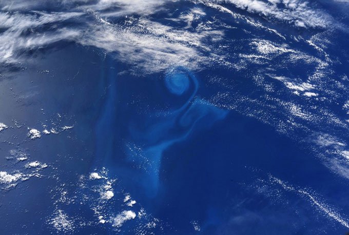 Xoáy nước giữa đại dương nhìn từ vũ trụ