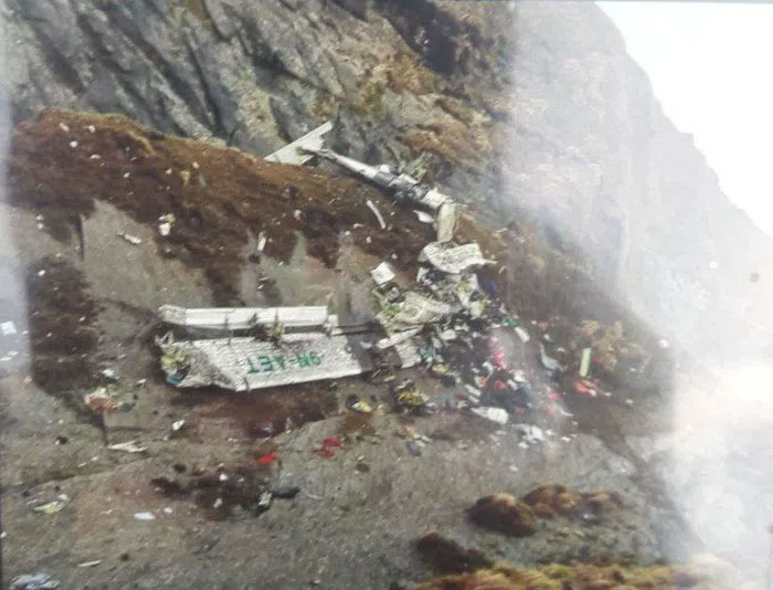 Xót xa hiện trường vụ máy bay chở 22 người trên sườn núi Nepal