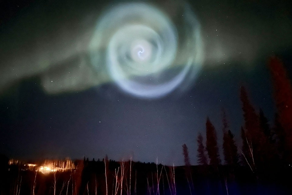Xuất hiện xoắn ốc màu xanh kỳ lạ trên bầu trời Alaska