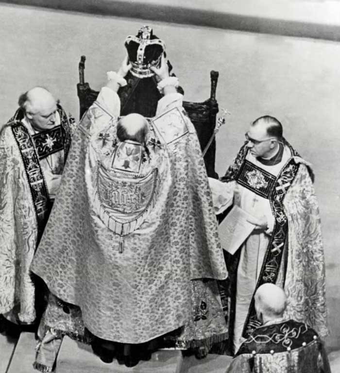 Xức dầu cho Vua Charles: Nghi thức thiêng liêng nhất tại lễ đăng quang!