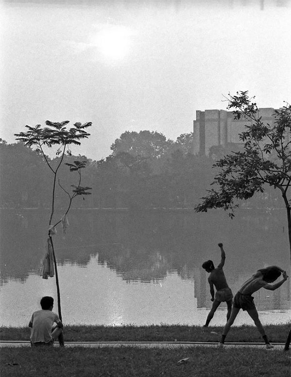 Xúc động với loạt ảnh đen trắng về Hà Nội năm 1989