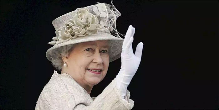 Ý nghĩa cách vẫy tay biểu tượng của Nữ hoàng Anh