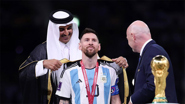 Ý nghĩa của chiếc áo choàng Messi mặc khi nhận cúp