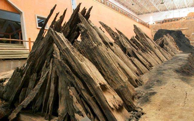 Mở quan tài bằng gỗ 1.000 năm tuổi, nhà khảo cổ bất ngờ khi nhìn vào bên trong