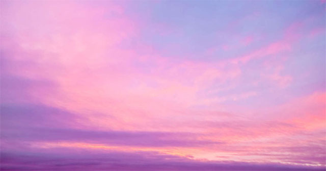 Hãy chiêm ngưỡng bức ảnh về hoàng hôn màu tím đầy lãng mạn, khi ánh nắng buồn tắt dần và nền trời chuyển sang màu tím dịu dàng, tạo nên một không gian yên bình, tịnh lặng.
