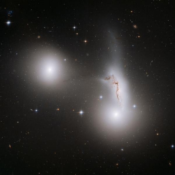 3 thiên hà chơi trò cho-nhận lực hấp dẫn