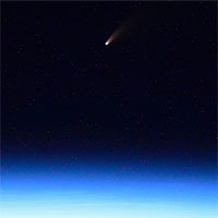 Ảnh chụp sao chổi rực sáng tuyệt đẹp từ trạm vũ trụ