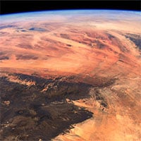 Ảnh chụp Trái đất từ Trạm Vũ trụ Quốc tế trông giống sao Hỏa