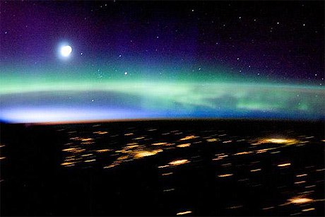 Bắc Cực và Nam Cực lung linh nhìn từ vũ trụ