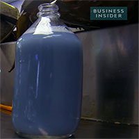 Bạn có tin cái bình nước màu xanh này có giá tới... 300 triệu đồng/lít?