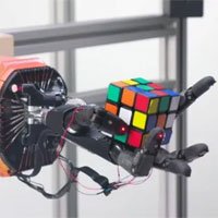 Bàn tay robot giải quyết khối Rubik chỉ trong khoảng 4 phút