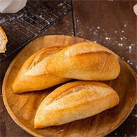 Bánh mì gói trong giấy báo 