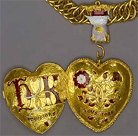 Bảo tàng Anh trưng bày mặt dây chuyền vàng khắc tên vua Anh và hoàng hậu