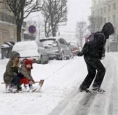 Bão tuyết trái mùa ở châu Âu khiến giao thông đình trệ