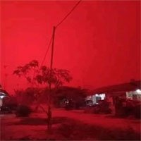 Bầu trời ở Indonesia biến thành màu đỏ do khói mù dày đặc